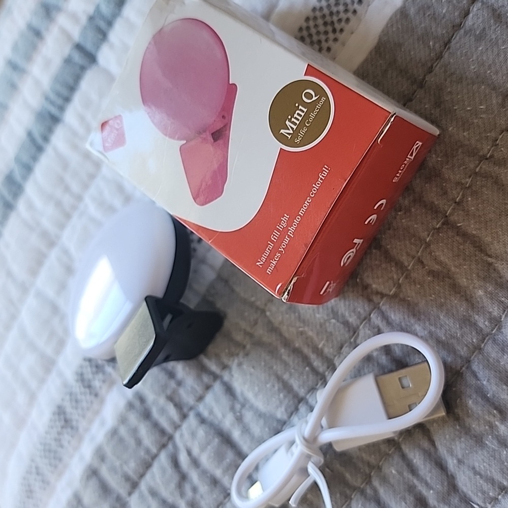 Free With Purchase Selfie Clip On Light - Picture 3 of 7